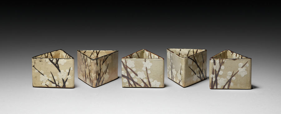 Ogata Kenzan《Set of Five Serving Bowls (Mukozuke) with Prunus Design》(クリーヴランド美術館蔵)