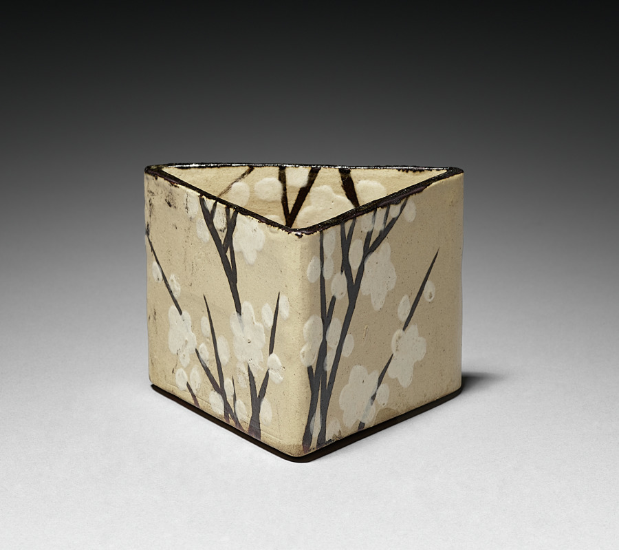 Ogata Kenzan《One of Five Serving Bowls (Mukozuke) with Prunus Design》(クリーヴランド美術館蔵)