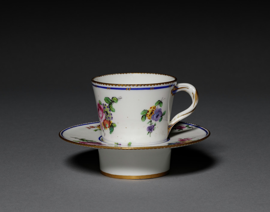 Cup and Saucer (Gobelet et soucoupe enfoncée)