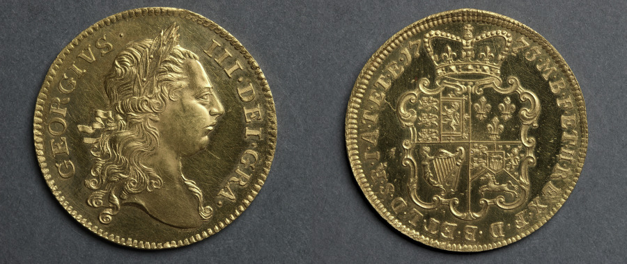 二ギニー金貨　ジョージ三世（表）、紋章の盾（裏）