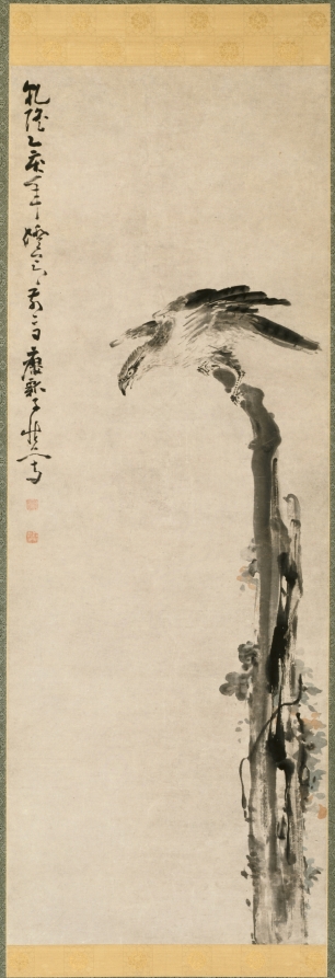 木の幹にとまる鷲