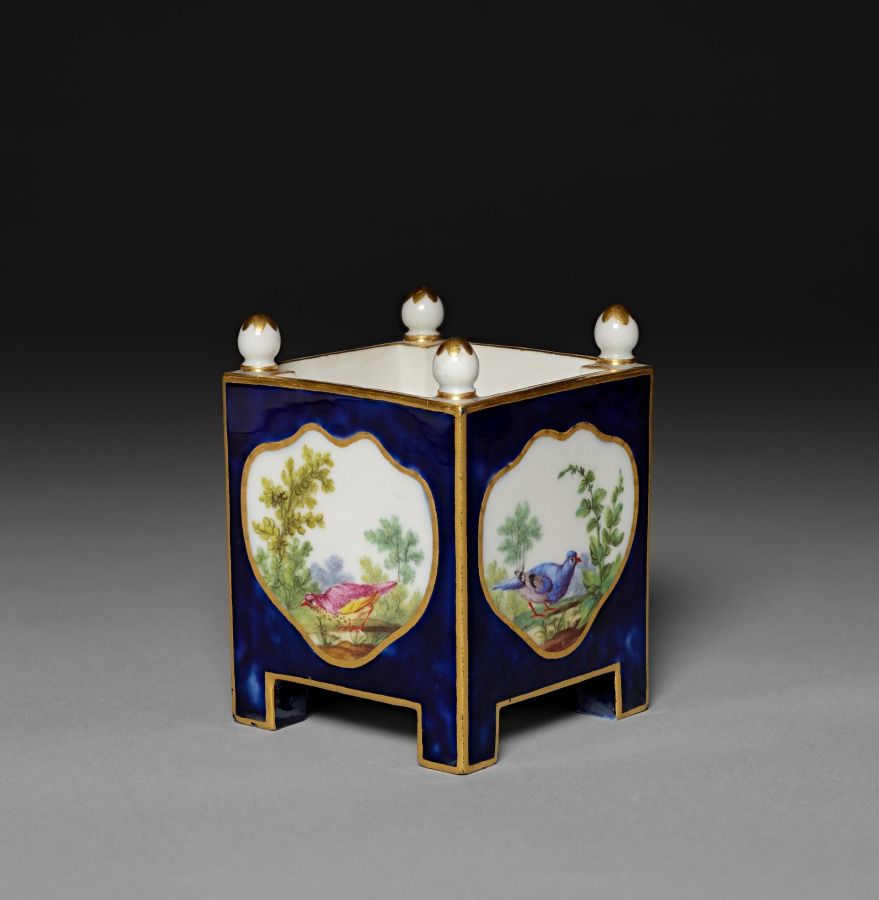 Vincennes Porcelain Factory《Tub-shaped Flower Pot》（クリーヴランド美術館蔵）