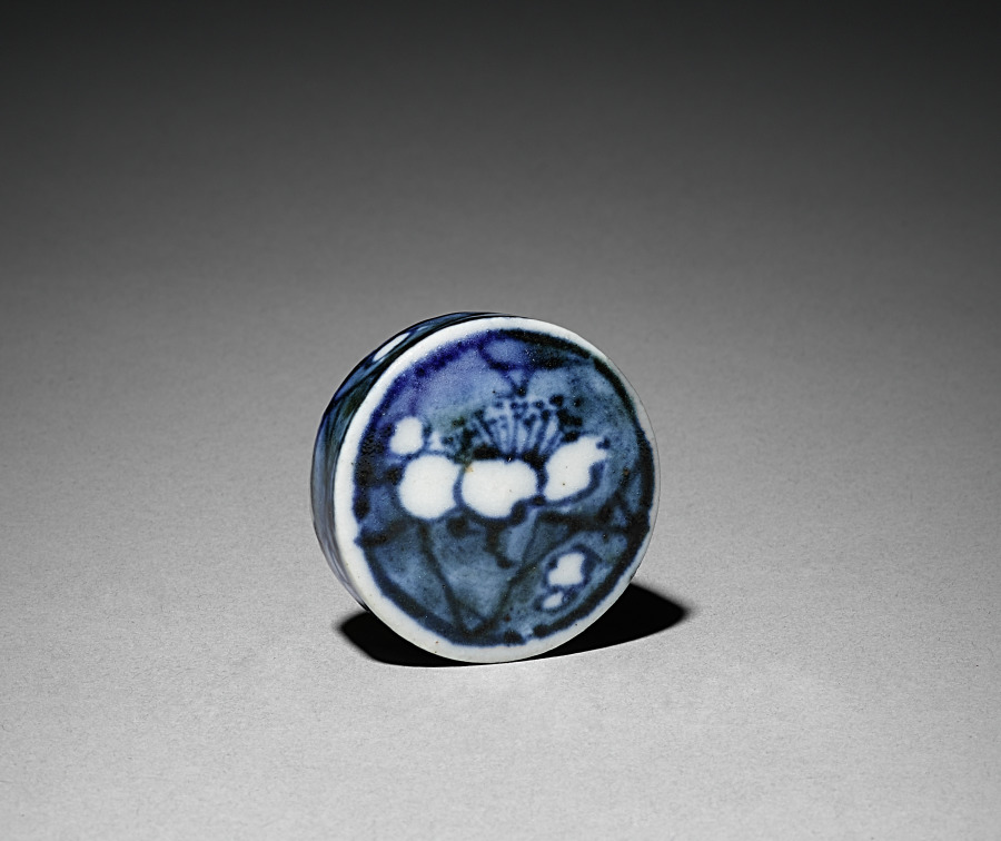 青木木米《Tea Container (lid) with Plum Blossoms》（クリーヴランド美術館蔵）