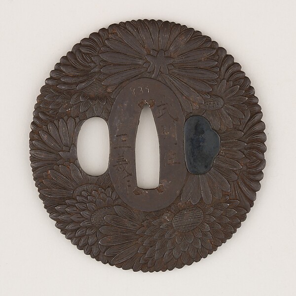 Sword guard (<i>Tsuba</i>) With Chrysanthemum Motif (菊花図鐔)
