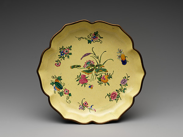 Foliated dish with flowers and fruits