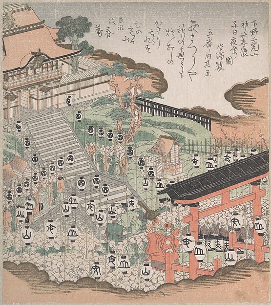 二荒山神社の前で祭りの舞を見る人々
