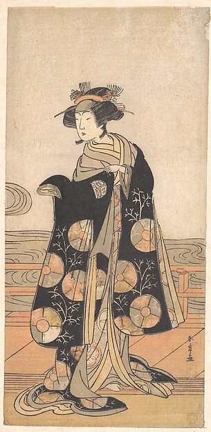 川辺の家の縁側に立つ女に扮する芳沢いろは