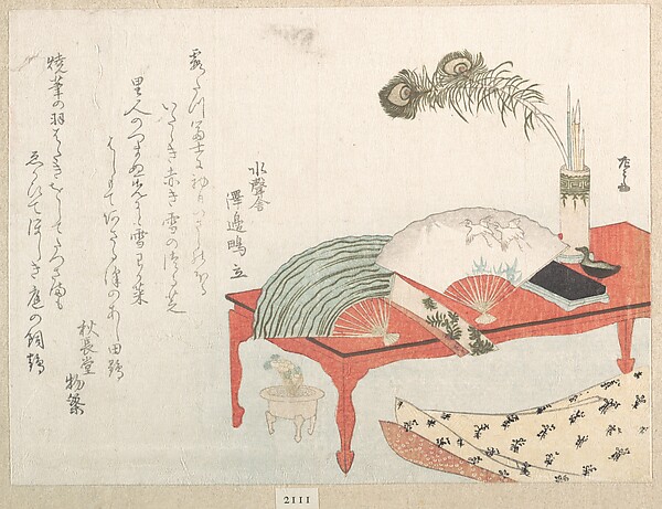 扇と筆立のある赤い台